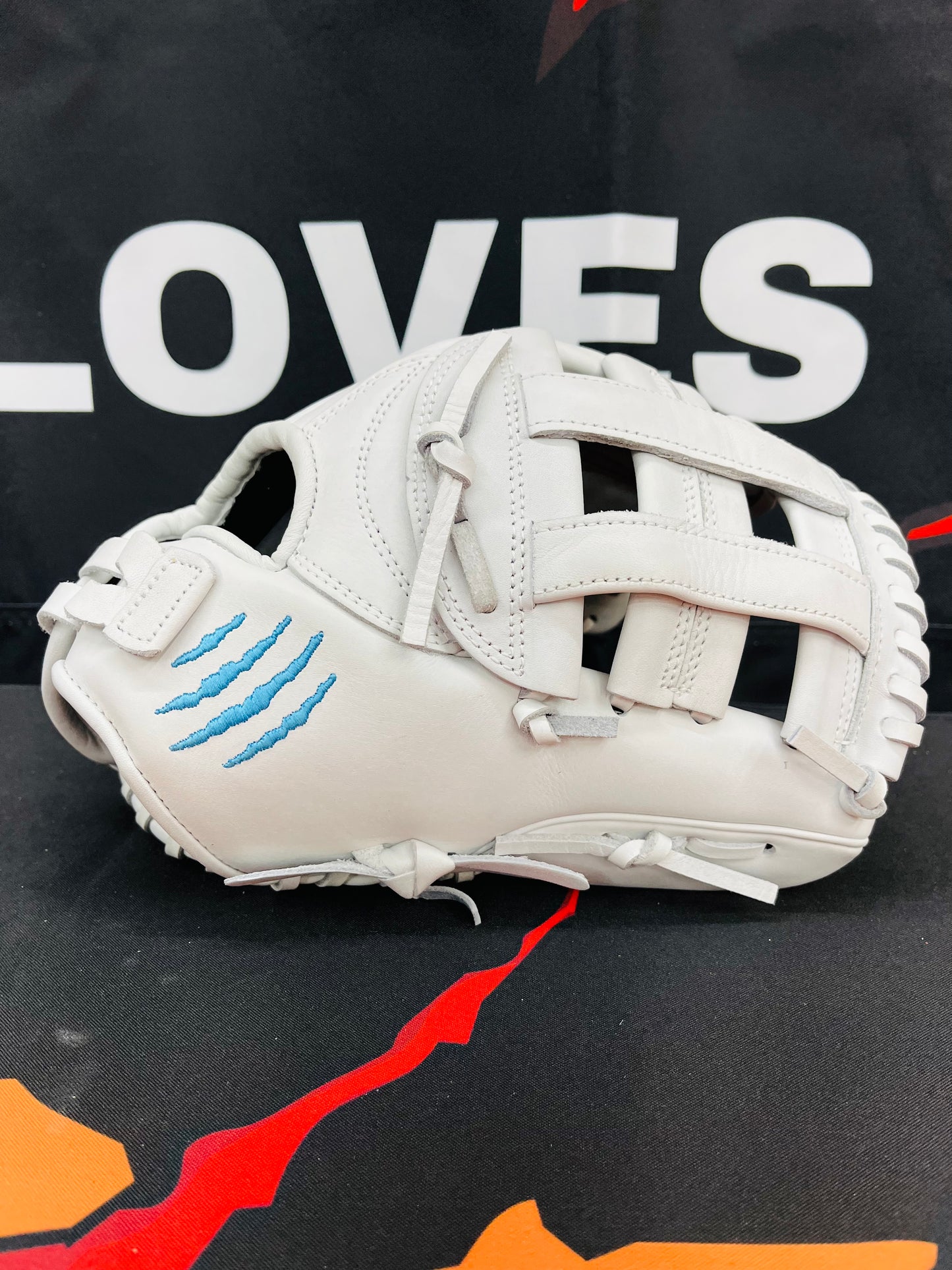 CUB SERIES RHT WHITE H-WEB LIGHT BLUE LOGO