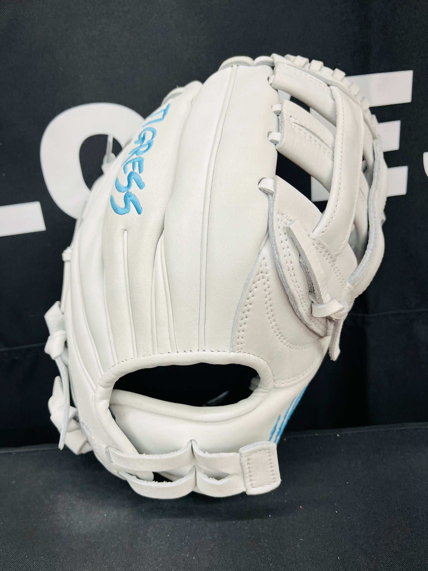 CUB SERIES RHT WHITE H-WEB LIGHT BLUE LOGO