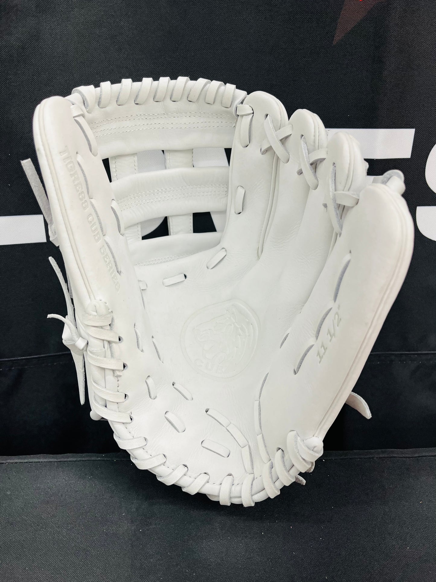 CUB SERIES RHT WHITE H-WEB LIGHT BLUE LOGO