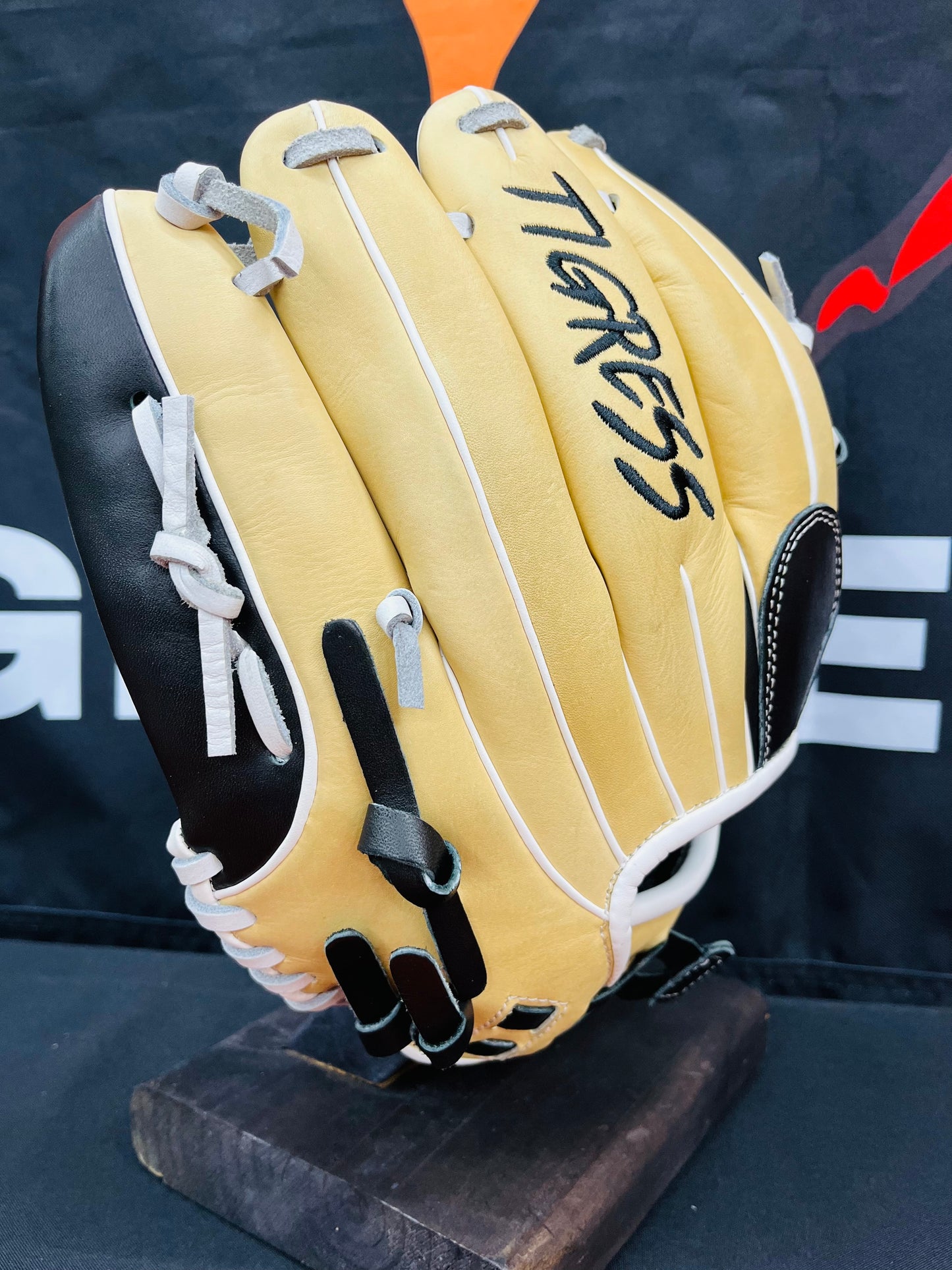 CUB SERIES 12" CAMEL/BLACK WHITE LACE RHT