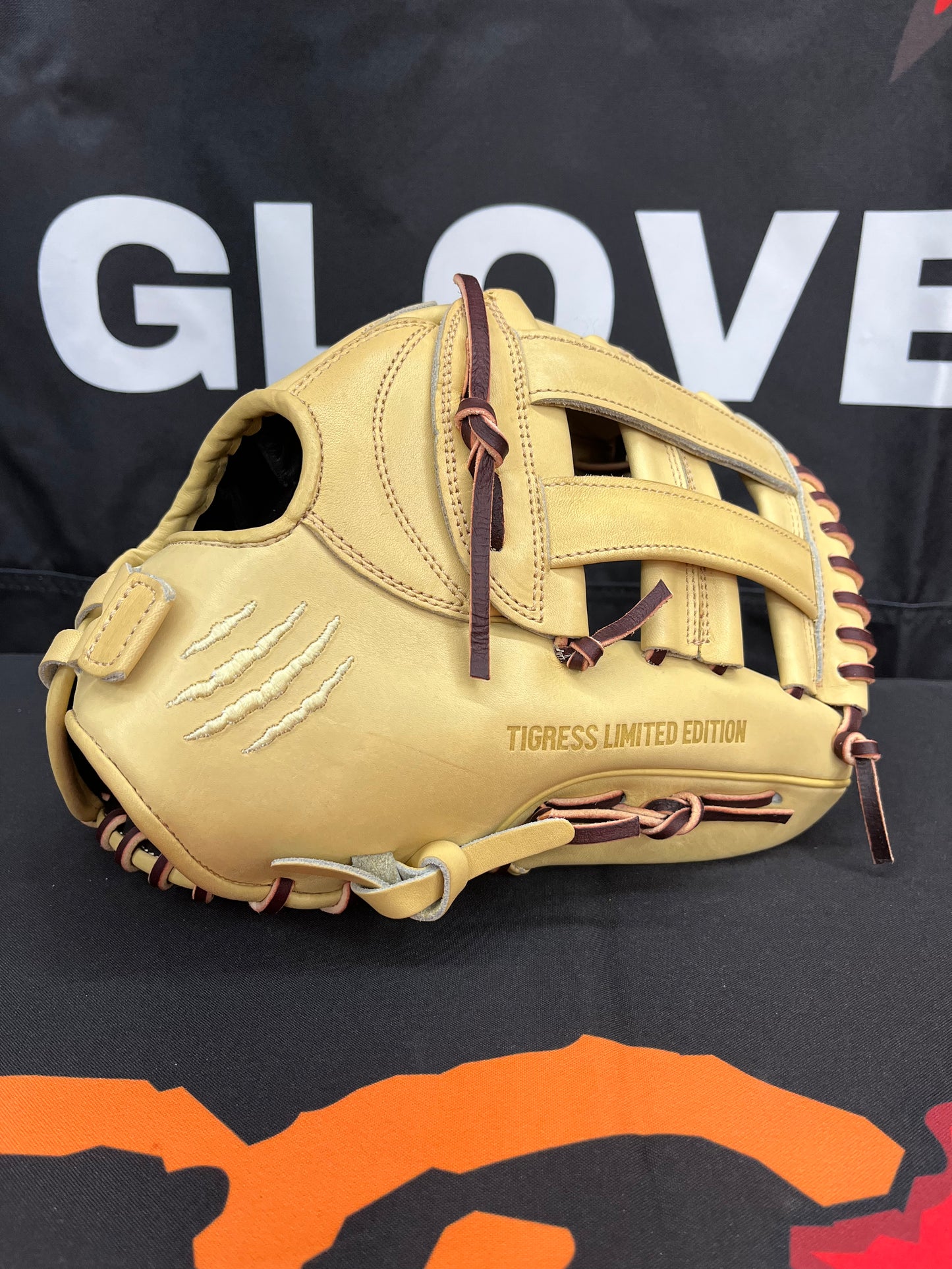 LIMITED EDITION 12.5" PRO SELECT RHT CAMEL W/ JAGUAR BURGUNDY LACE (Discounted due to small red marks barely visible)