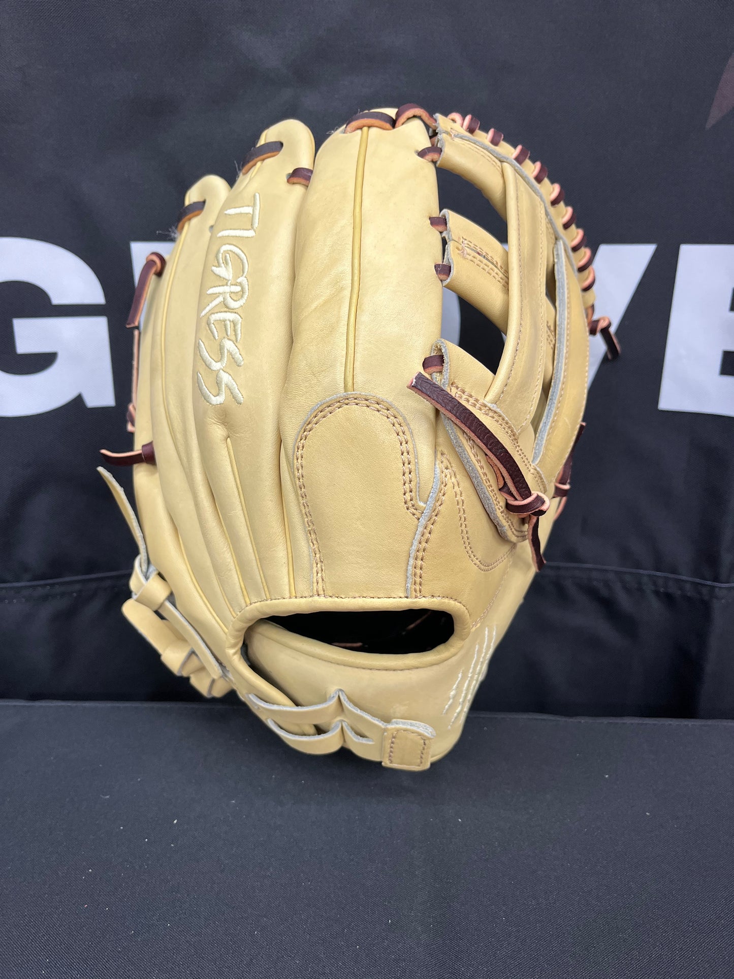 LIMITED EDITION 12.5" PRO SELECT RHT CAMEL W/ JAGUAR BURGUNDY LACE (Discounted due to small red marks barely visible)