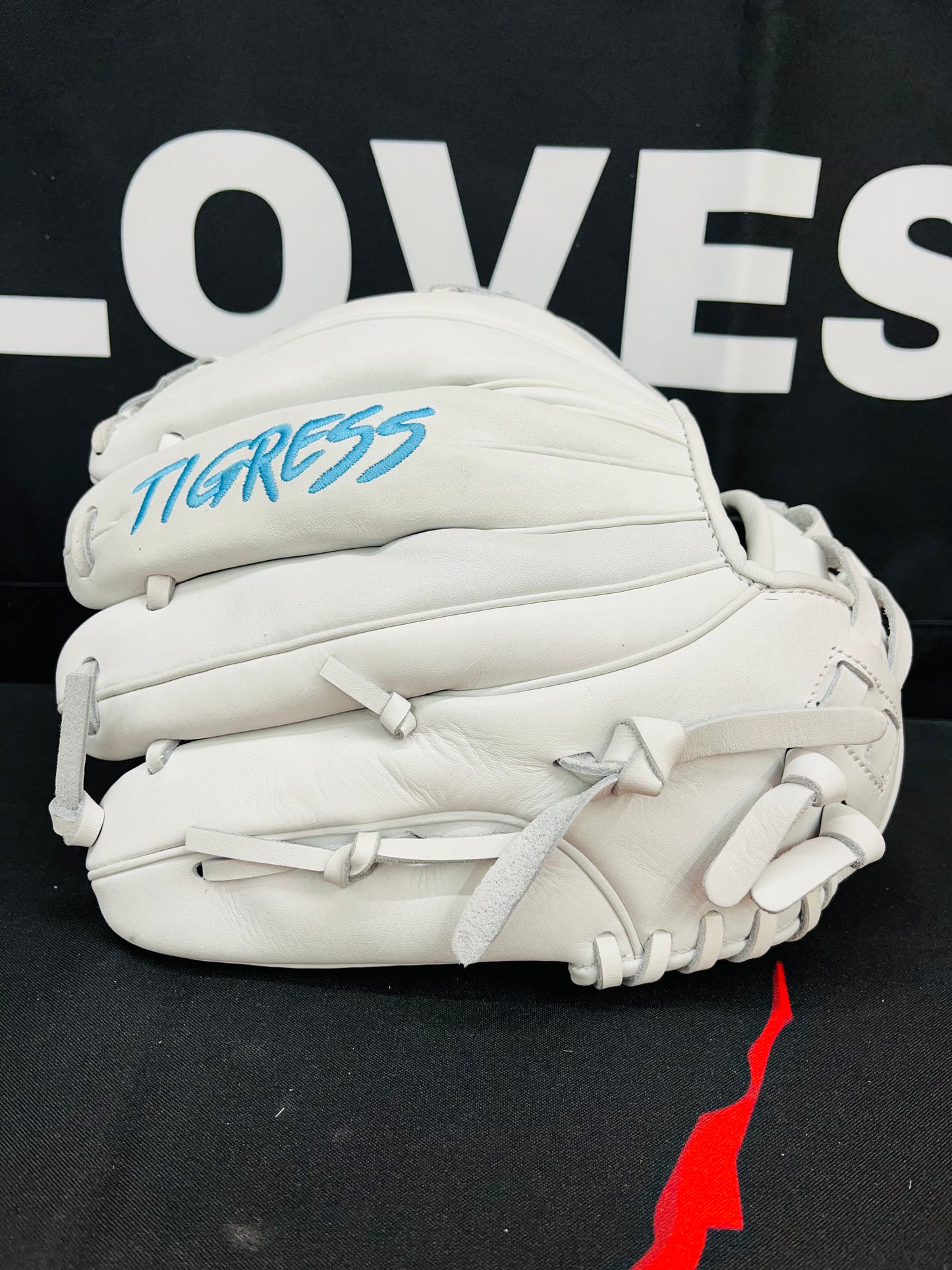 CUB SERIES RHT WHITE H-WEB LIGHT BLUE LOGO