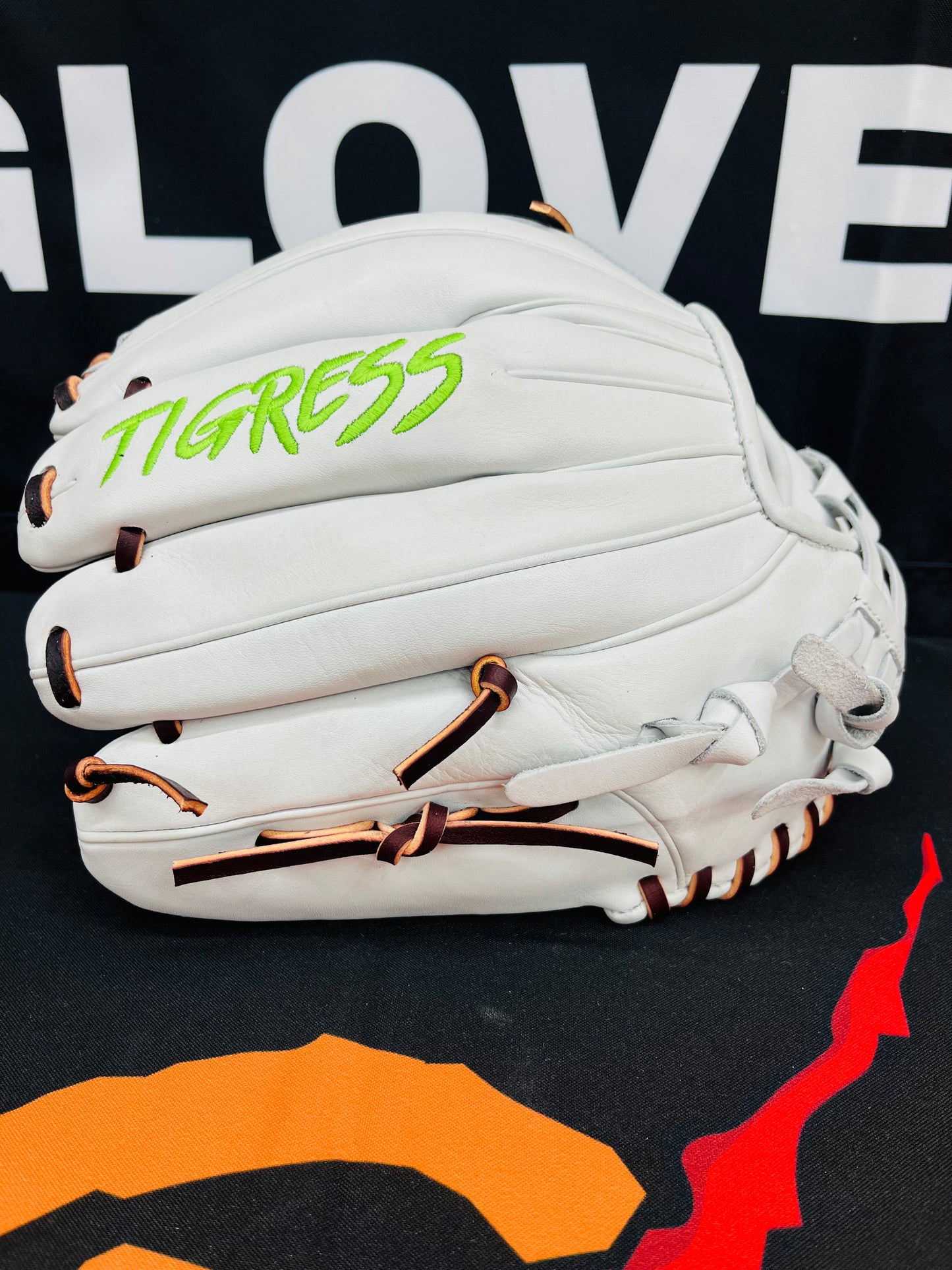 CUB SERIES RHT WHITE H-WEB JAGUAR BURGUNDY LACE NEON GREEN LOGO