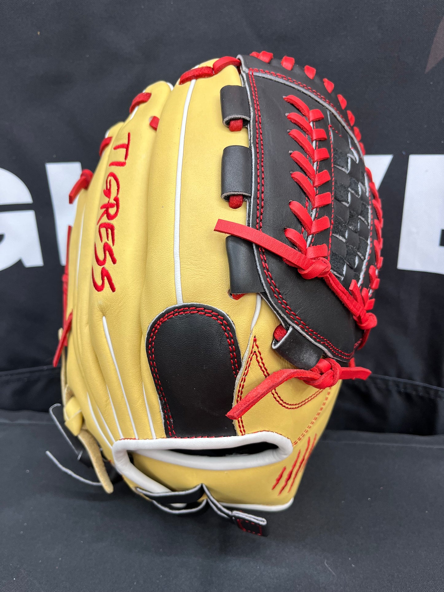 RHT PRO GRADE BASKET 2-LACE CAMEL/BLACK/RED