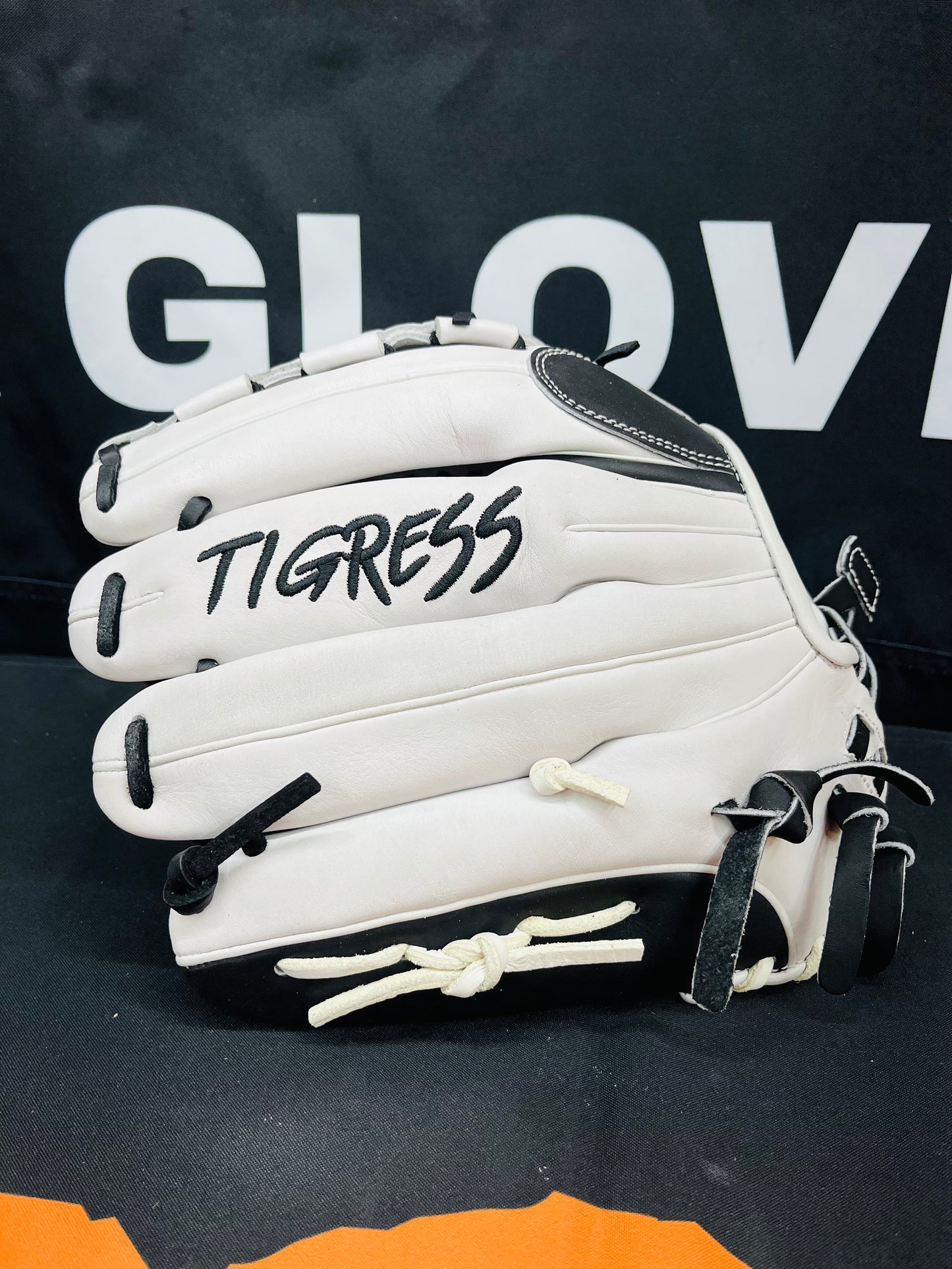 RHT PRO GRADE BASKET 2-LACE WEB WHITE/BLACK