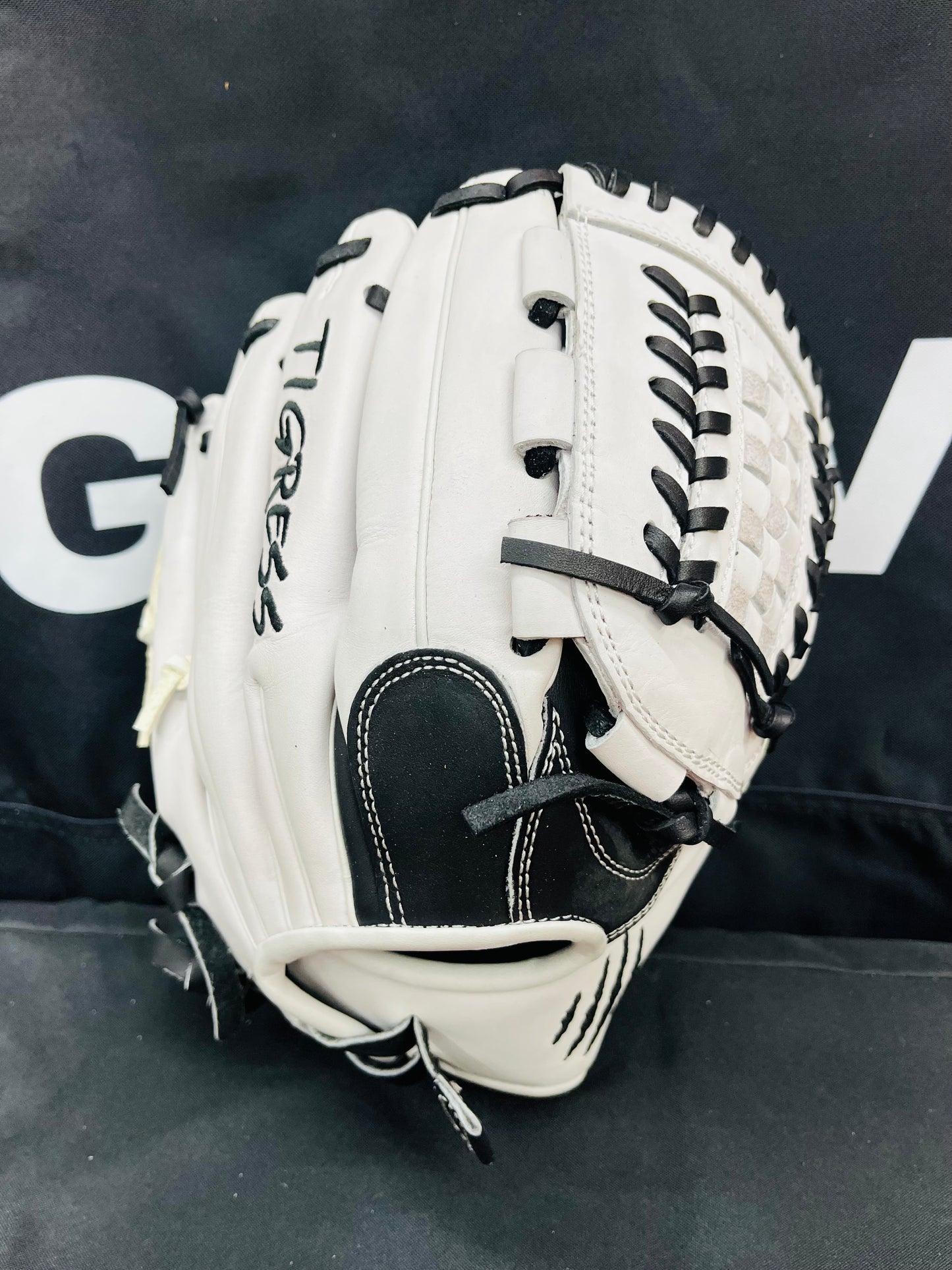 RHT PRO GRADE BASKET 2-LACE WEB WHITE/BLACK