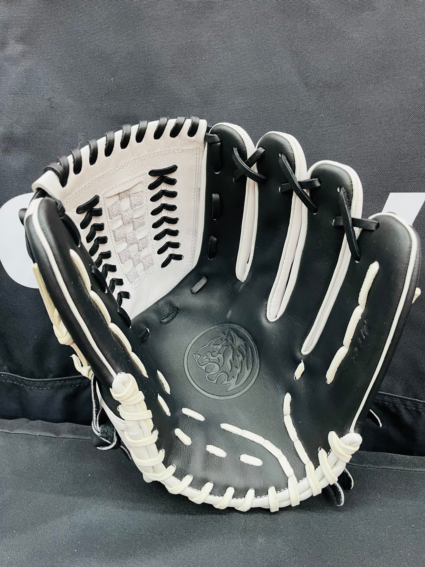 RHT PRO GRADE BASKET 2-LACE WEB WHITE/BLACK