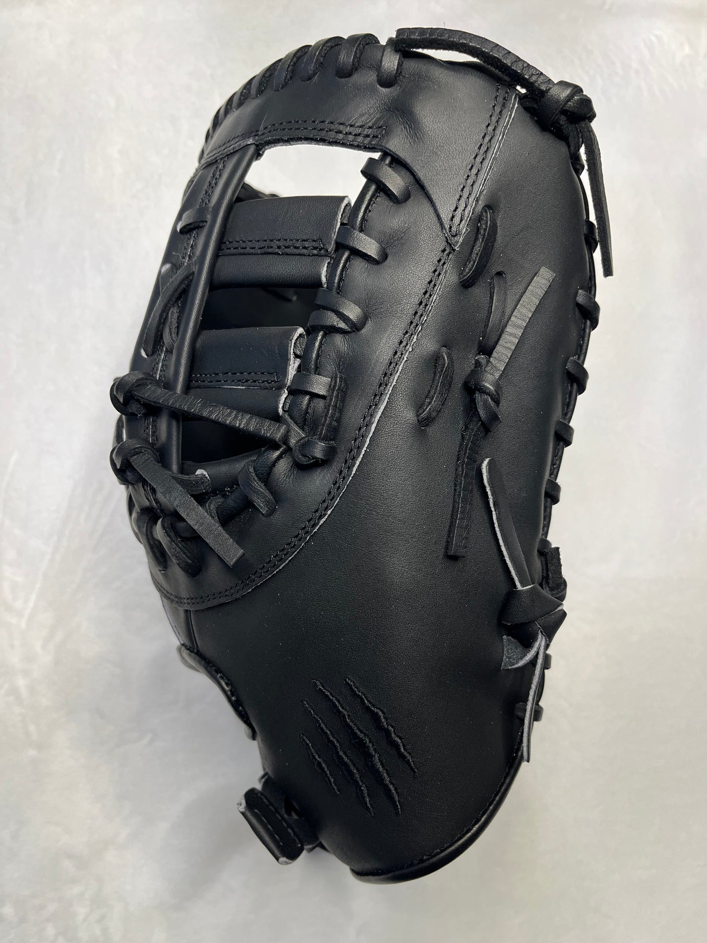 FIRST BASE MITT RHT BLACKOUT