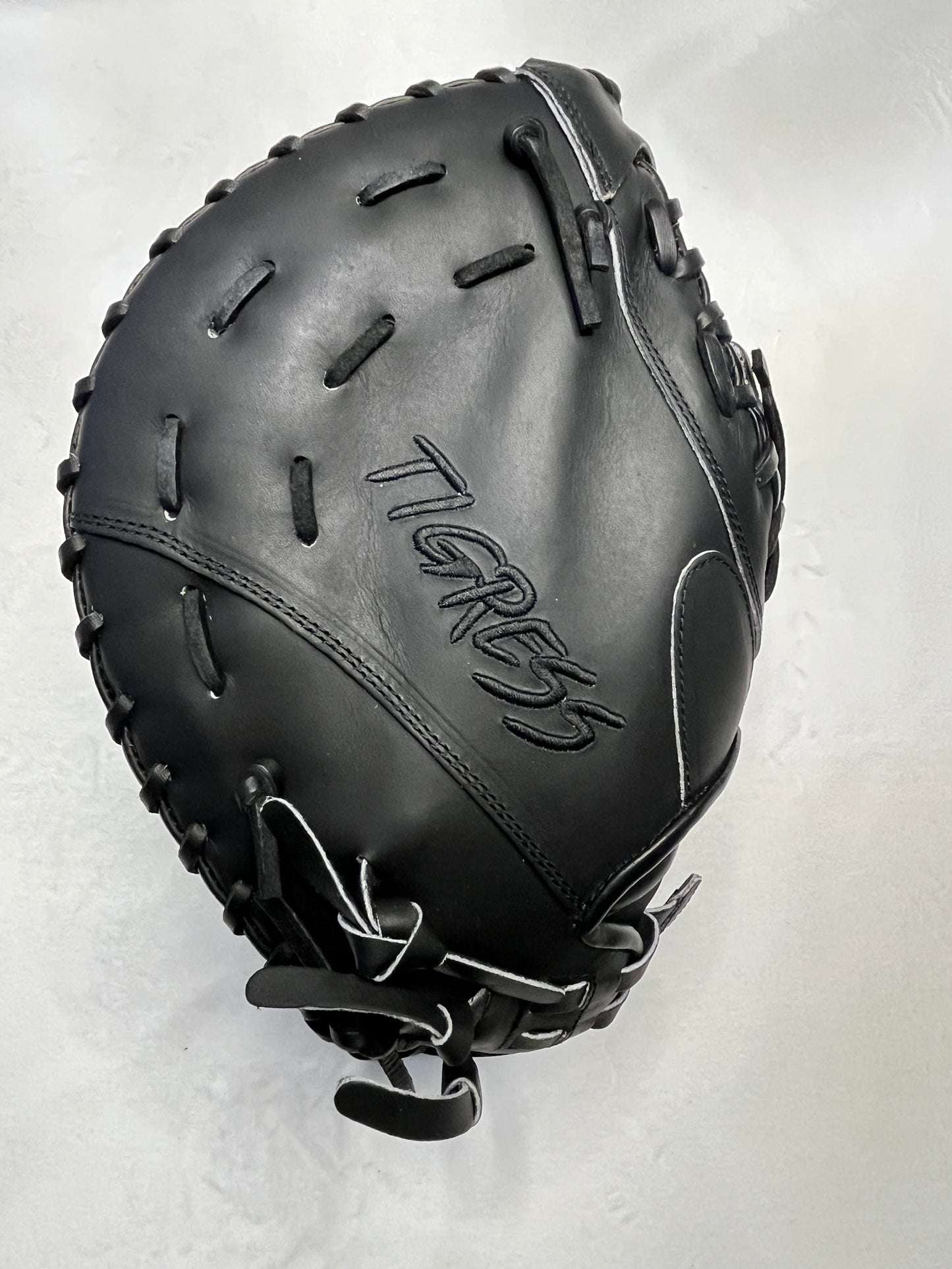 FIRST BASE MITT RHT BLACKOUT