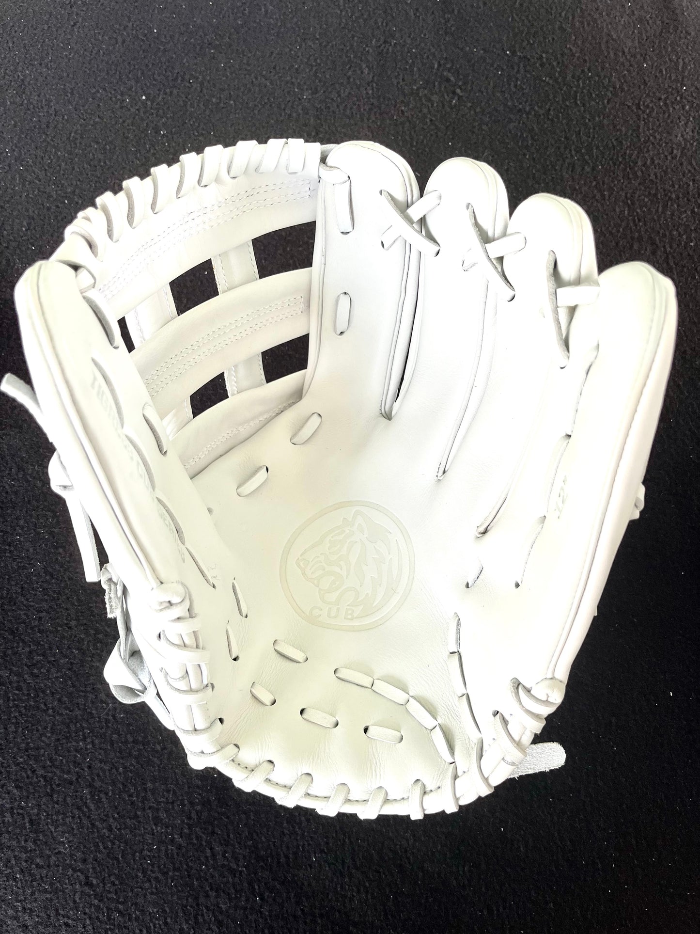 CUB SERIES RHT WHITE H-WEB RED LOGO