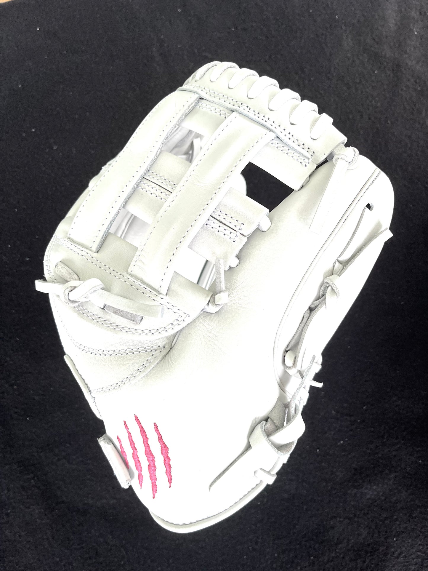 CUB SERIES RHT WHITE H-WEB PINK LOGO