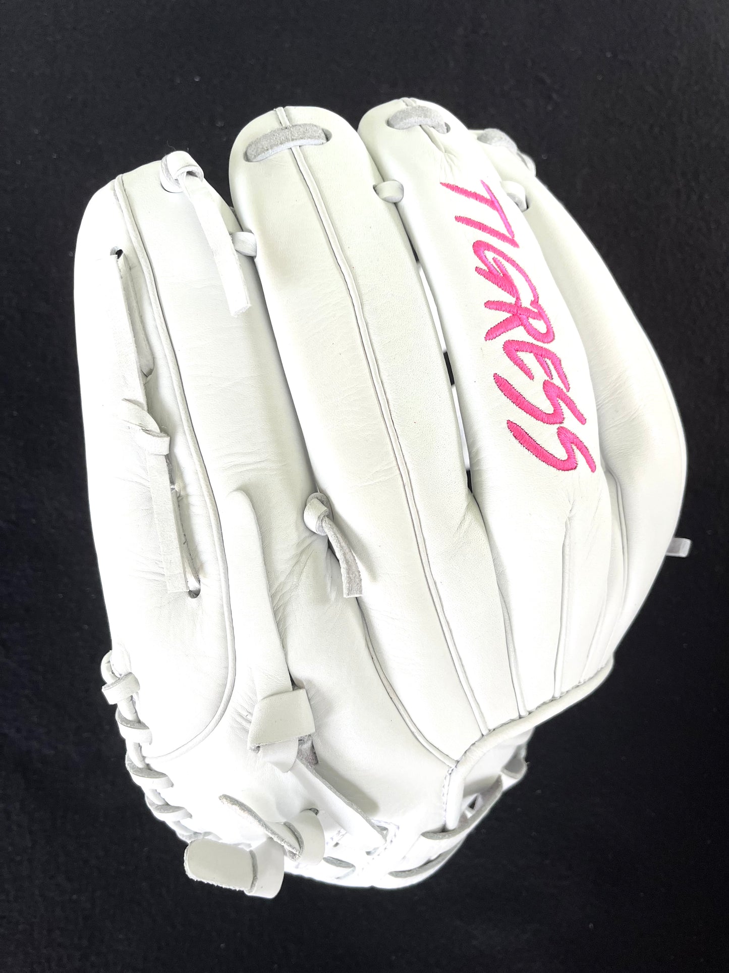 CUB SERIES RHT WHITE H-WEB PINK LOGO