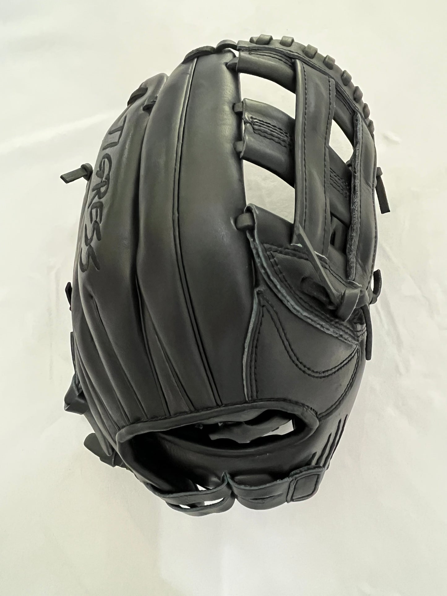 CUB SERIES RHT BLACKOUT H-WEB