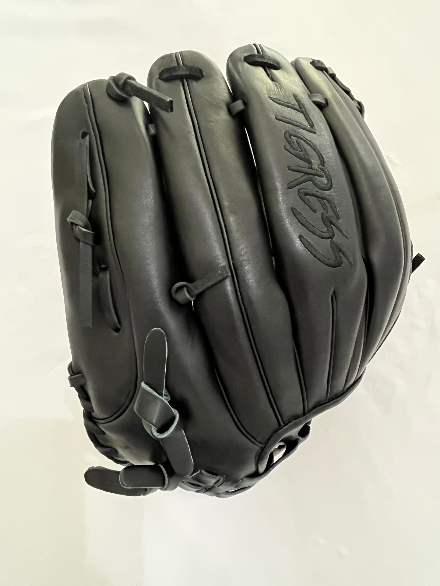 CUB SERIES RHT BLACKOUT H-WEB