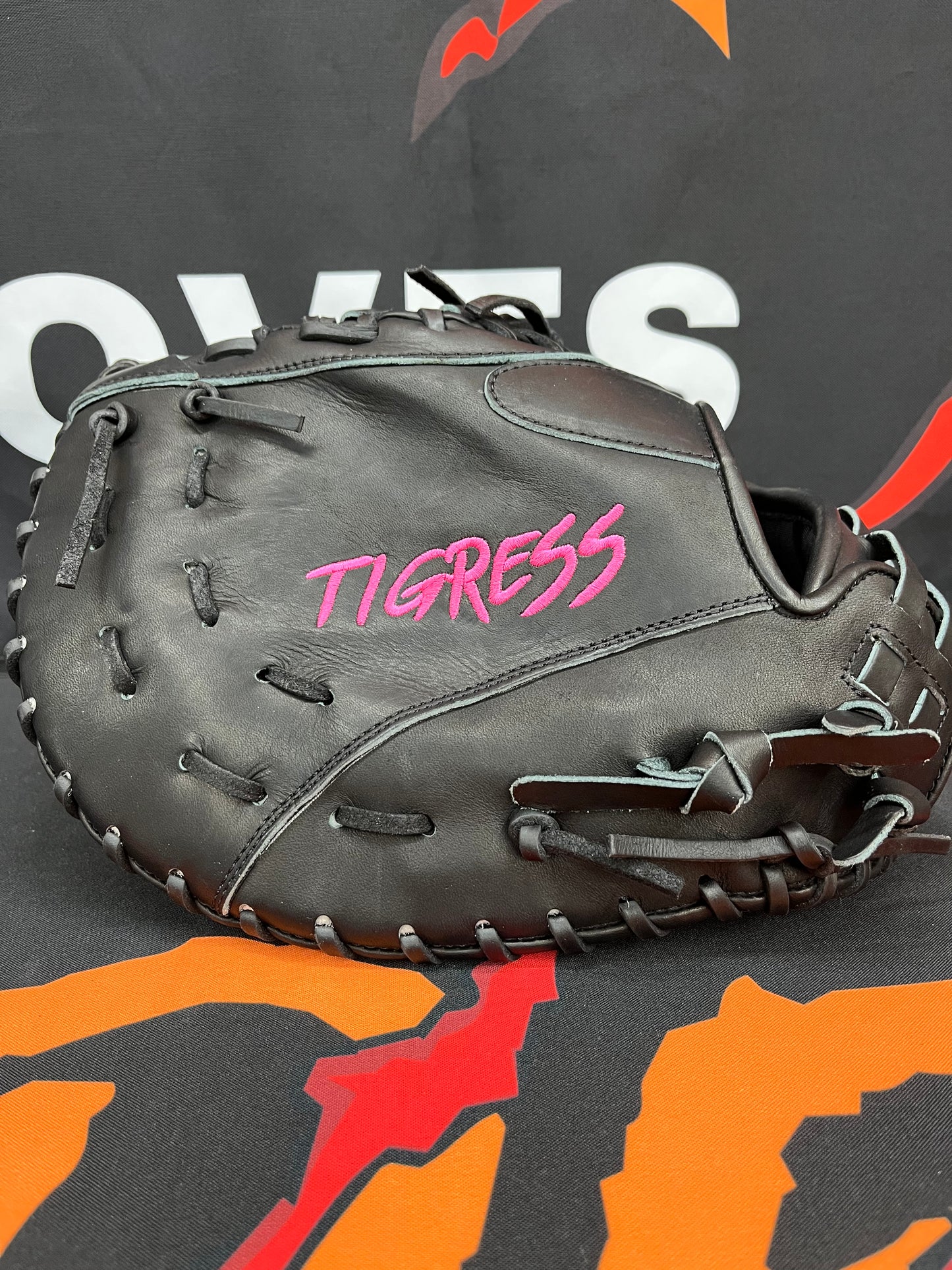 RHT FIRST BASE MITT, BLACK, PINK LOGO, CINCH WRIST 12.75"