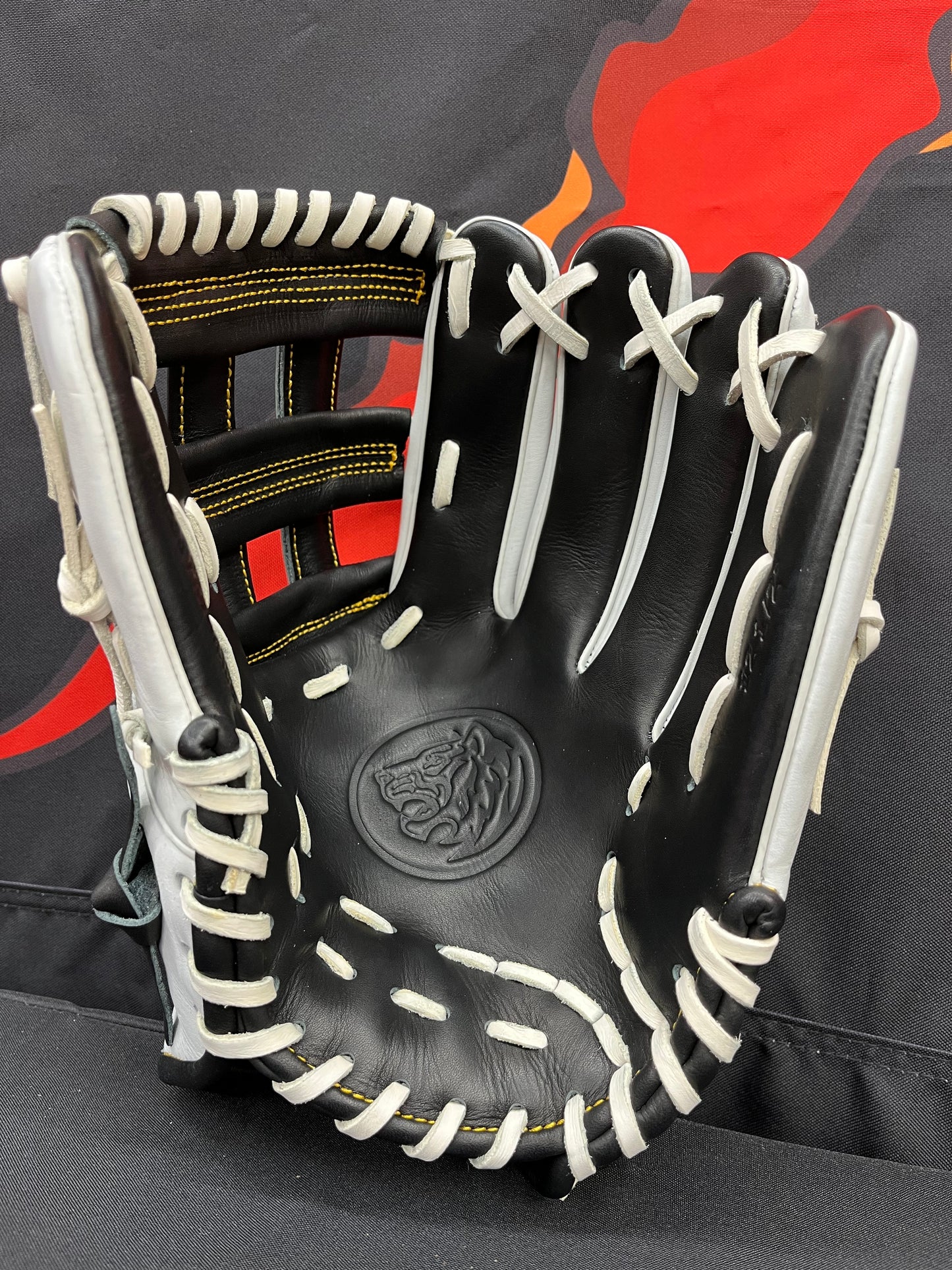 PRO KIP RHT H-WEB WHITE, BLACK AND GOLD