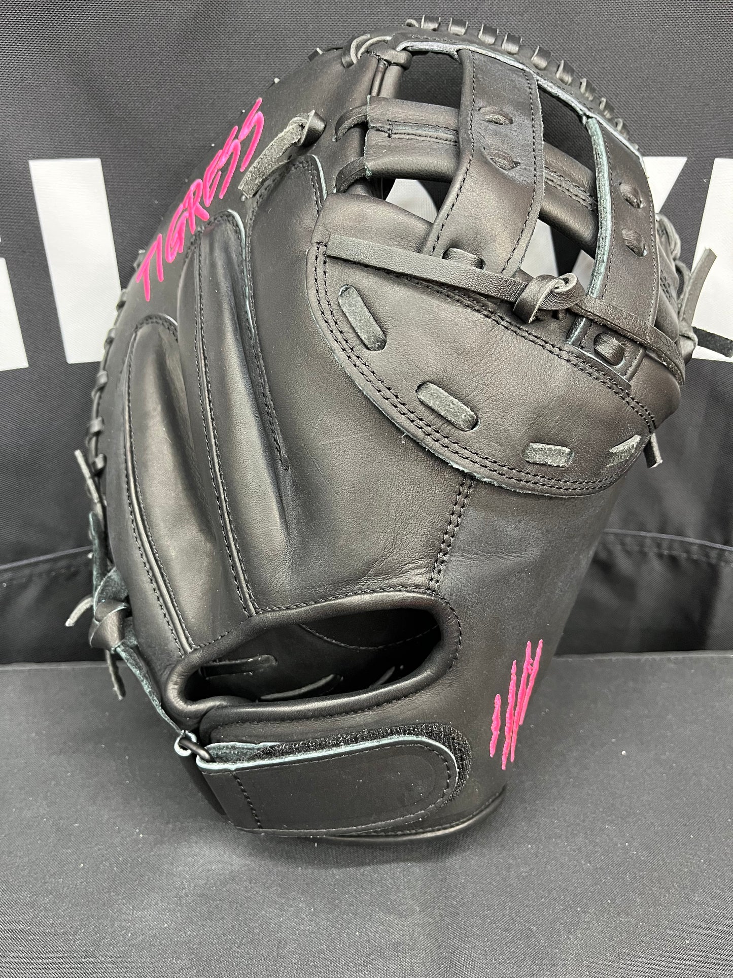 CUB 33" CATCHER'S MITT RHT BLACK WITH PINK LOGO