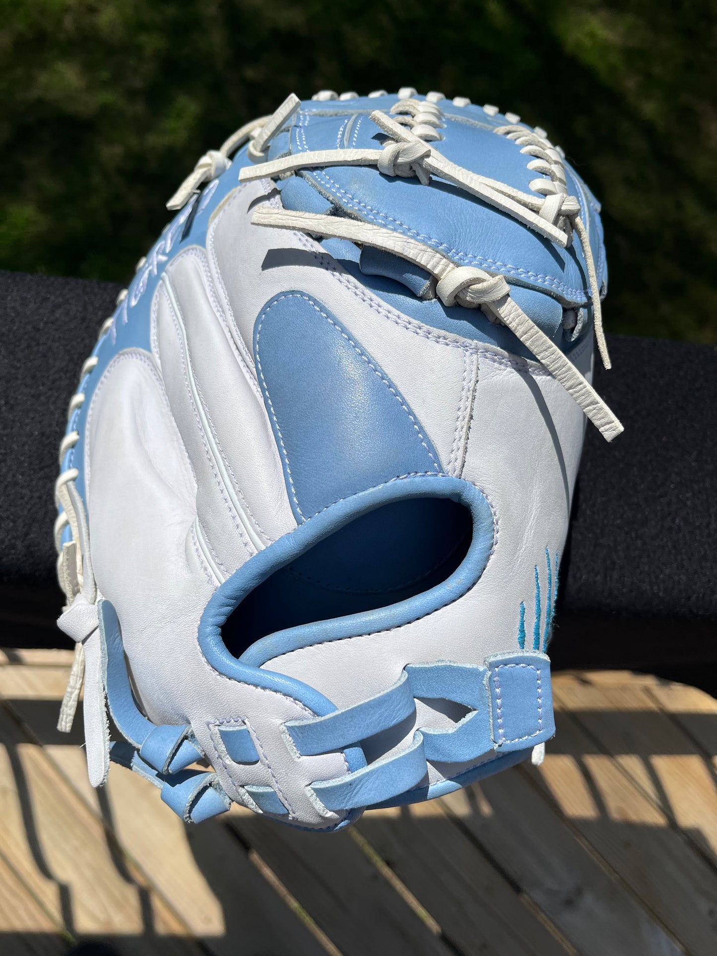 34" PRO GRADE RHT CATCHER’S MITT TWIN LADDER, CINCH WRIST, LIGHT BLUE AND WHITE