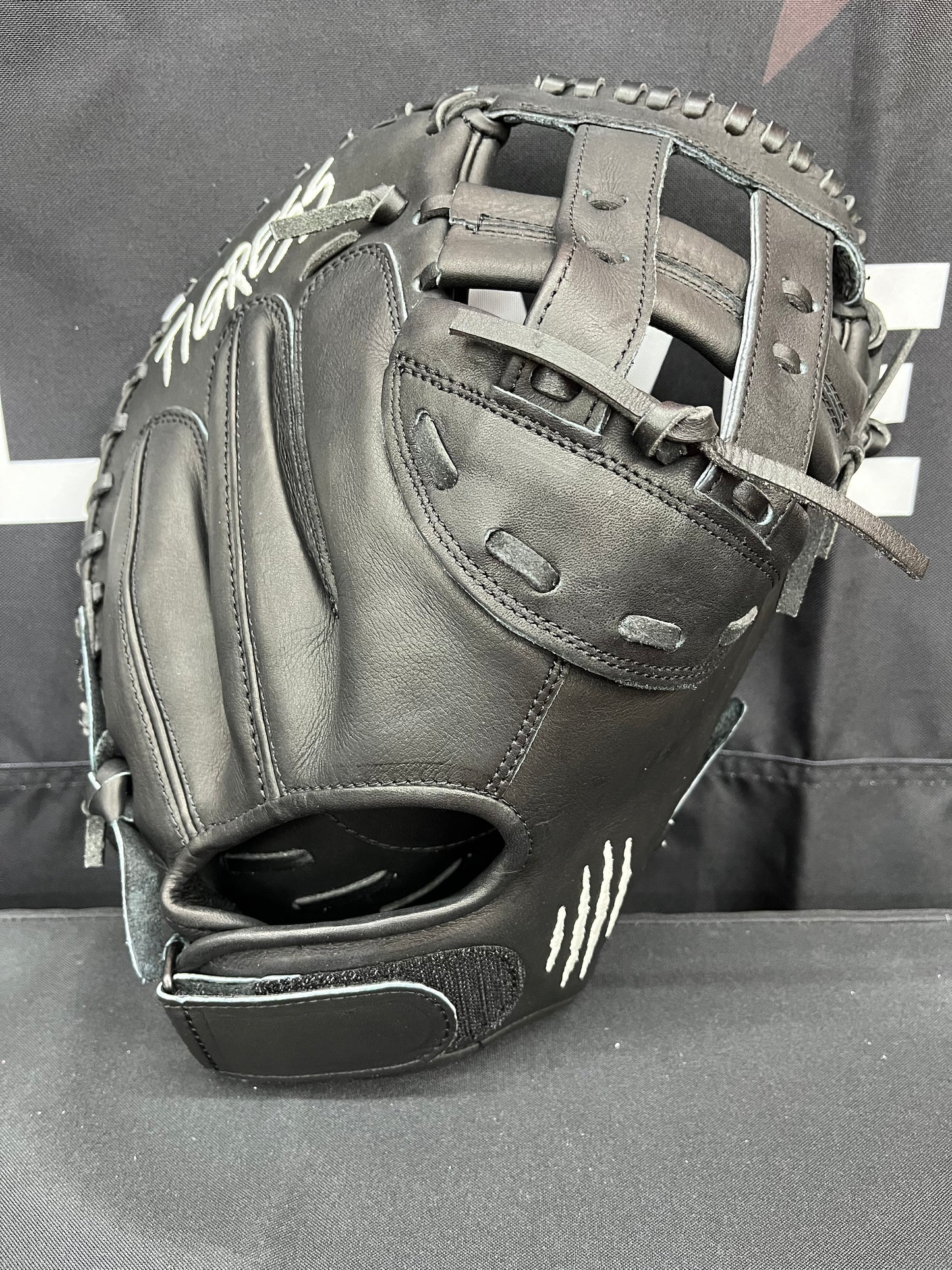 CUB 33" CATCHER'S MITT RHT BLACK WITH WHITE LOGO