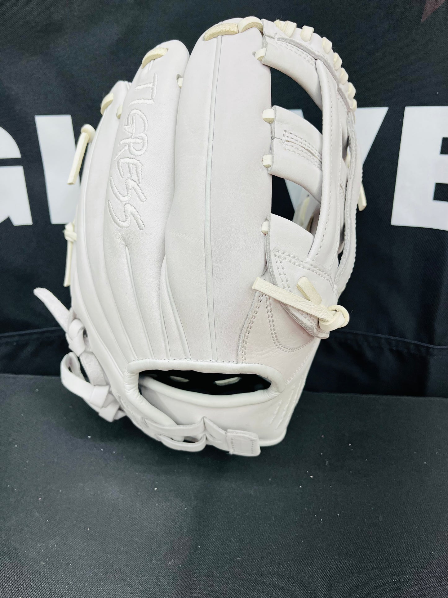 PRO GRADE WHITEOUT USA STEERHIDE H-WEB