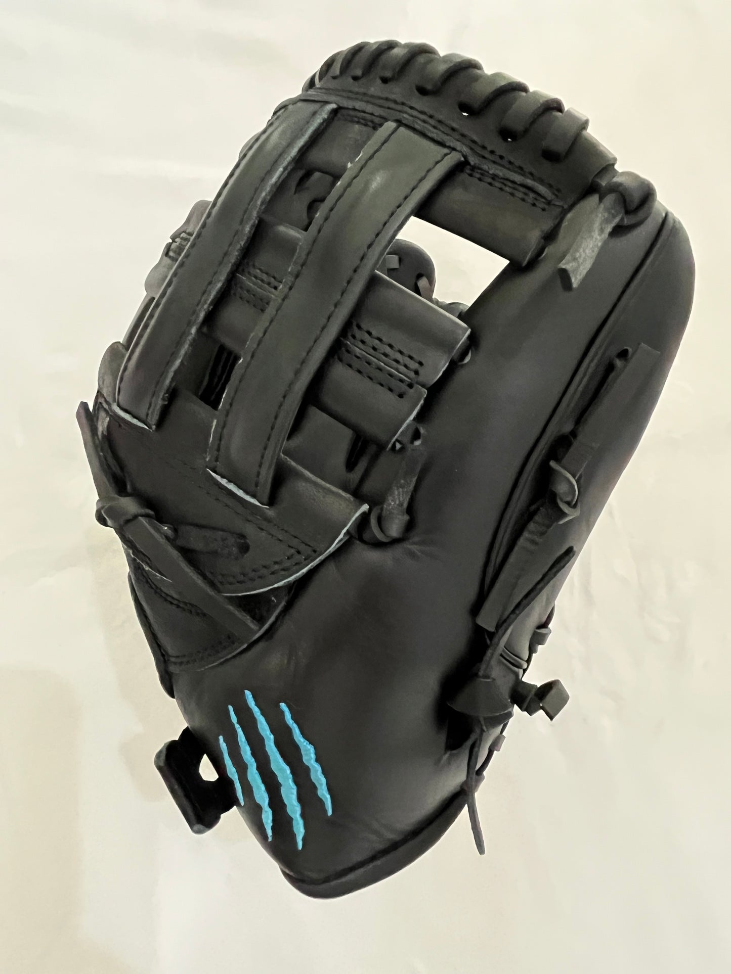CUB SERIES RHT BLACK W/ LIGHT BLUE LOGO