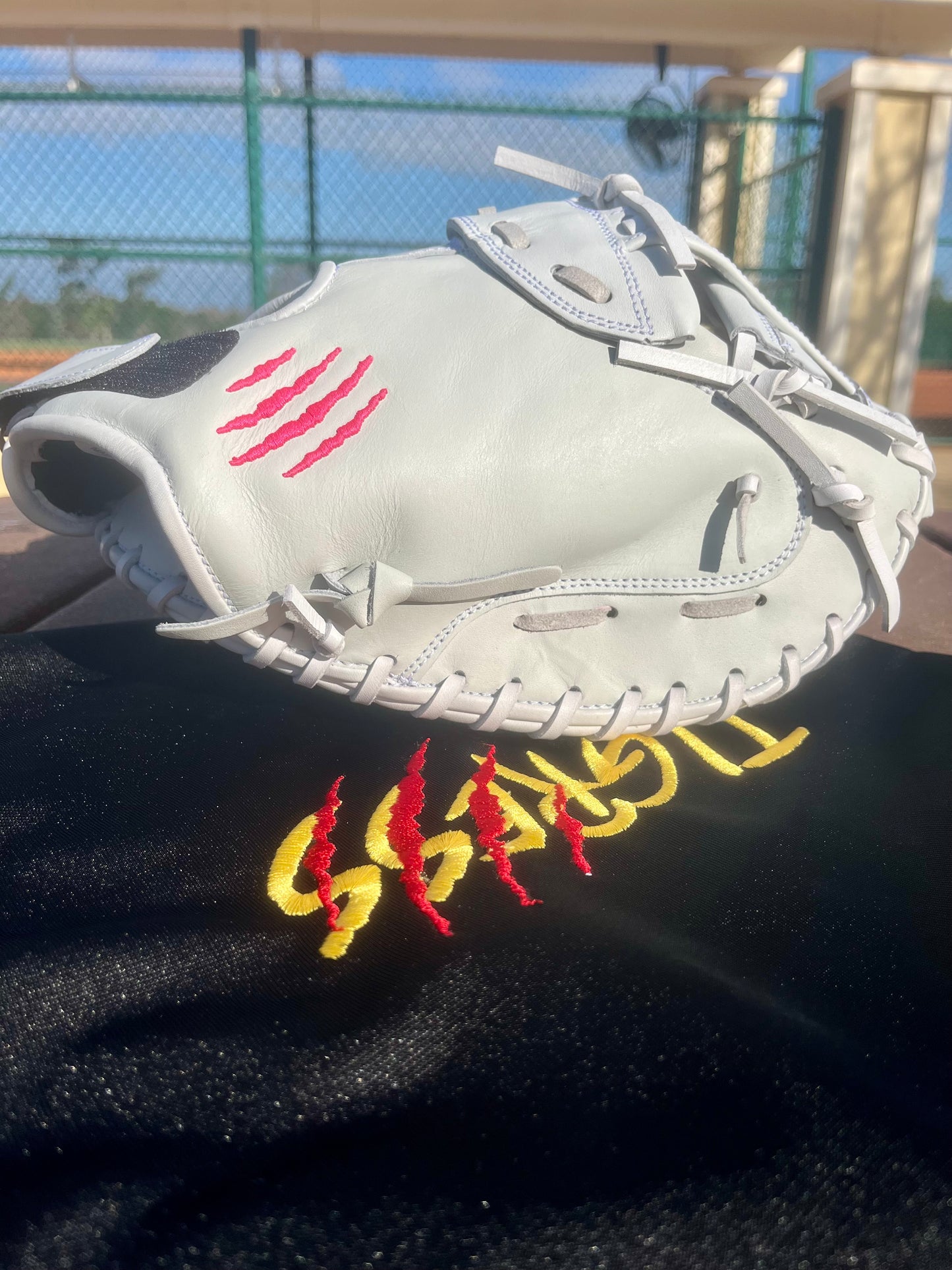 CUB 33" CATCHER'S MITT WHITE WITH PINK LOGO