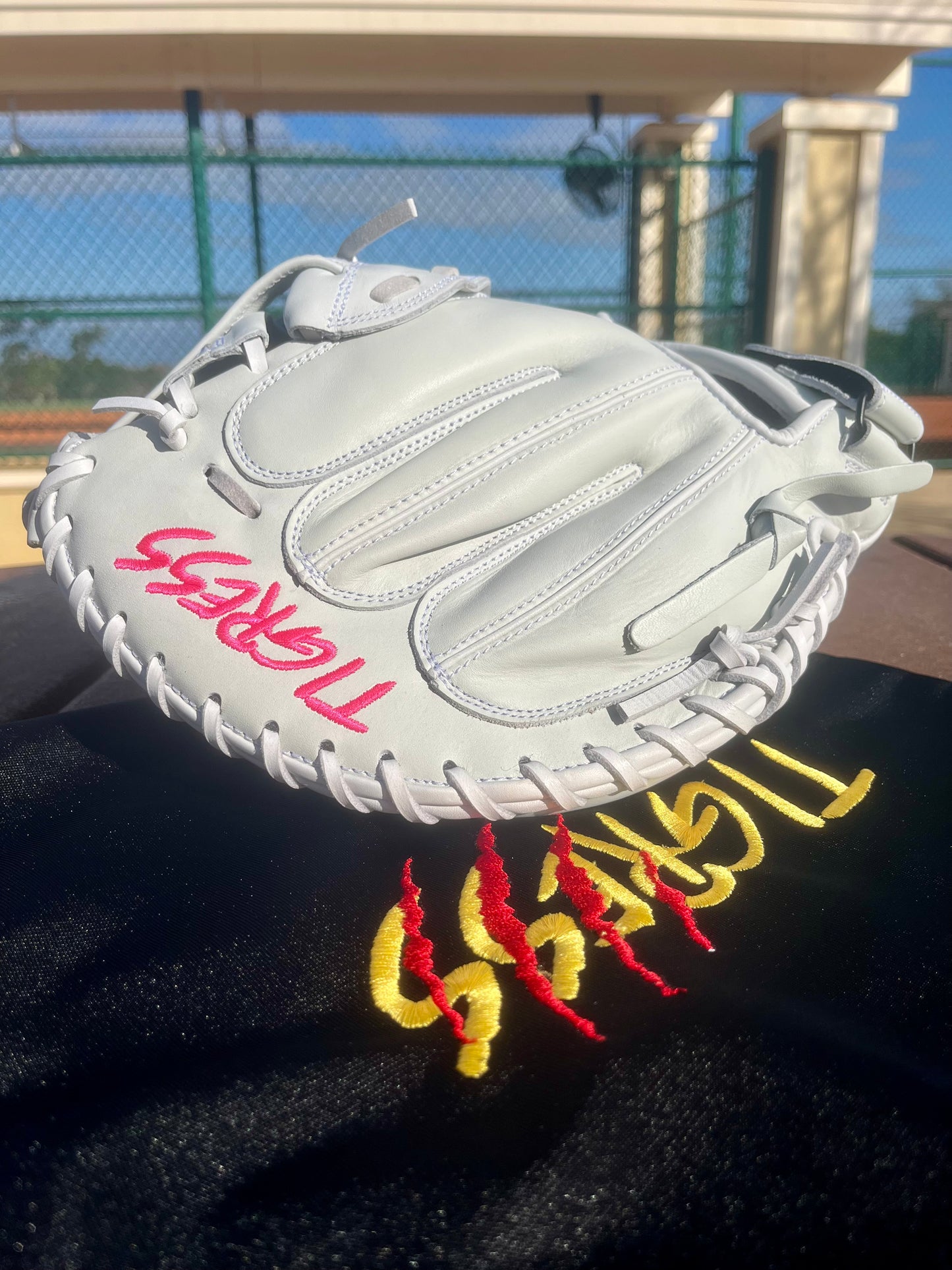 CUB 33" CATCHER'S MITT WHITE WITH PINK LOGO