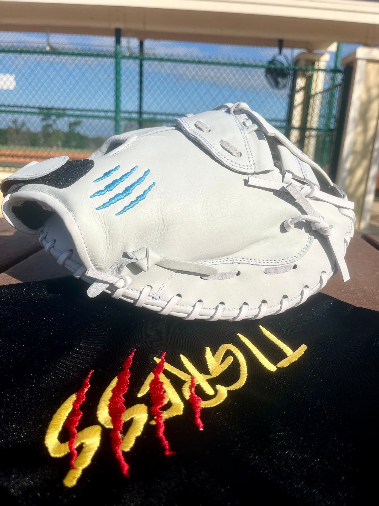 CUB 33" CATCHER'S MITT WHITE WITH LIGHT BLUE LOGO