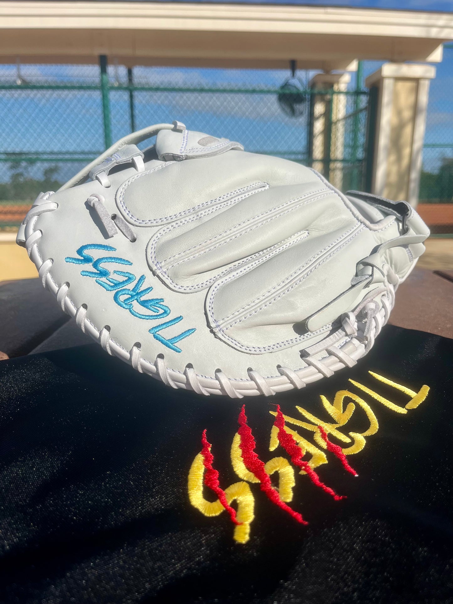 CUB 33" CATCHER'S MITT WHITE WITH LIGHT BLUE LOGO