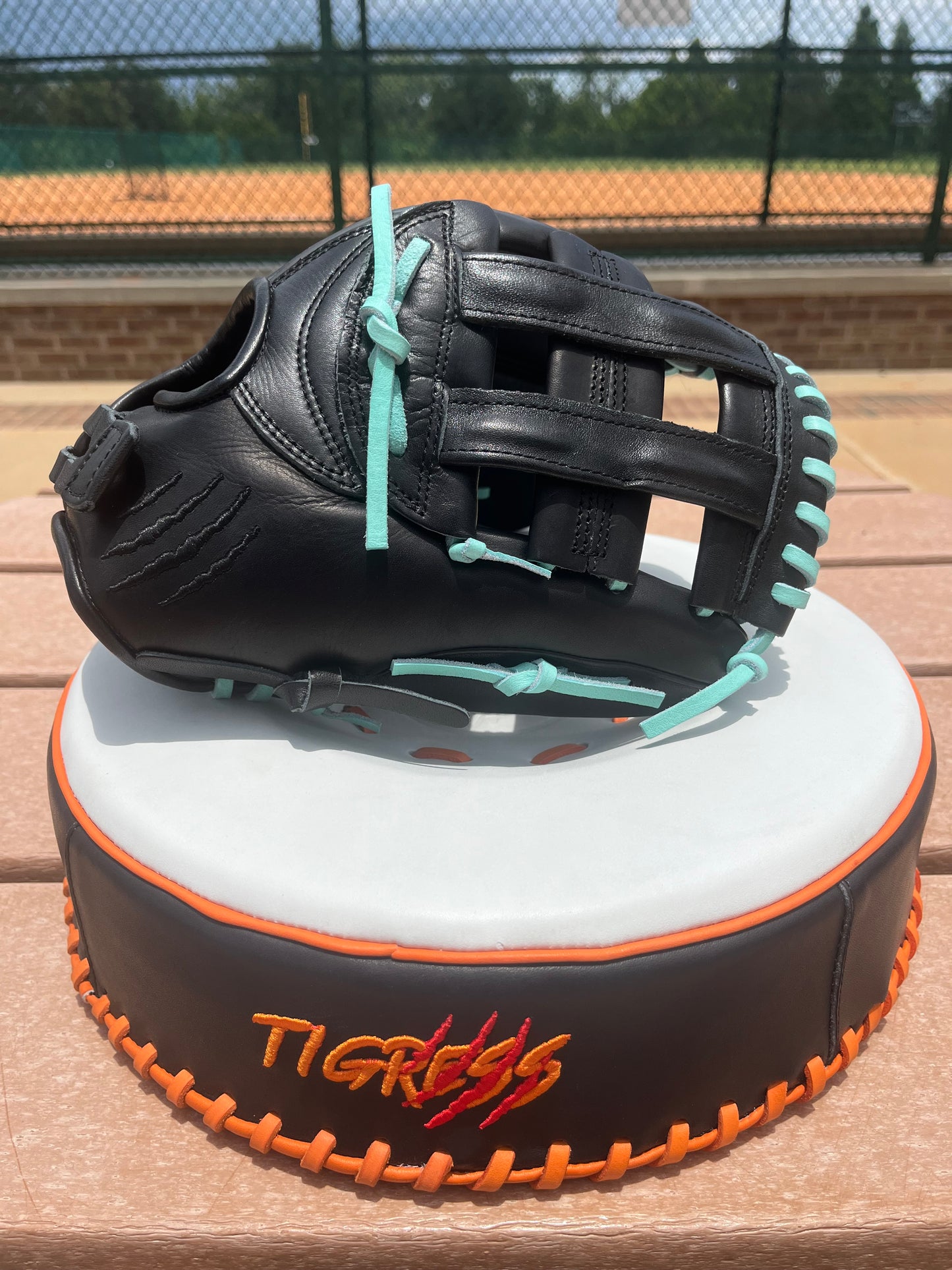 11.5" CUB SERIES RHT H-WEB WITH MINT LACE