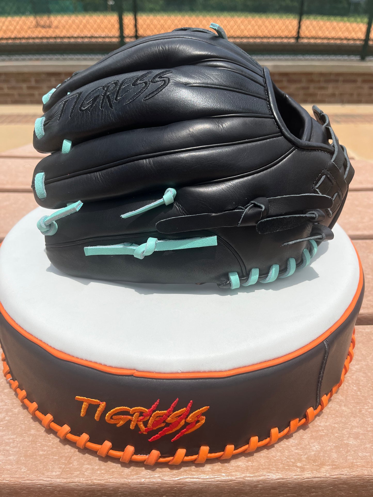 11.5" CUB SERIES RHT H-WEB WITH MINT LACE