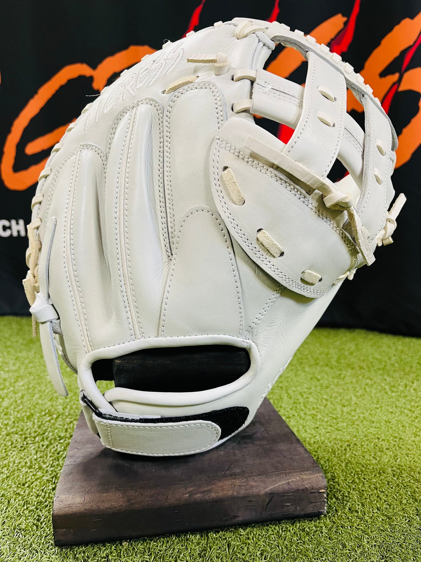 CUB 33" CATCHER'S MITT WHITE WITH WHITE LOGO