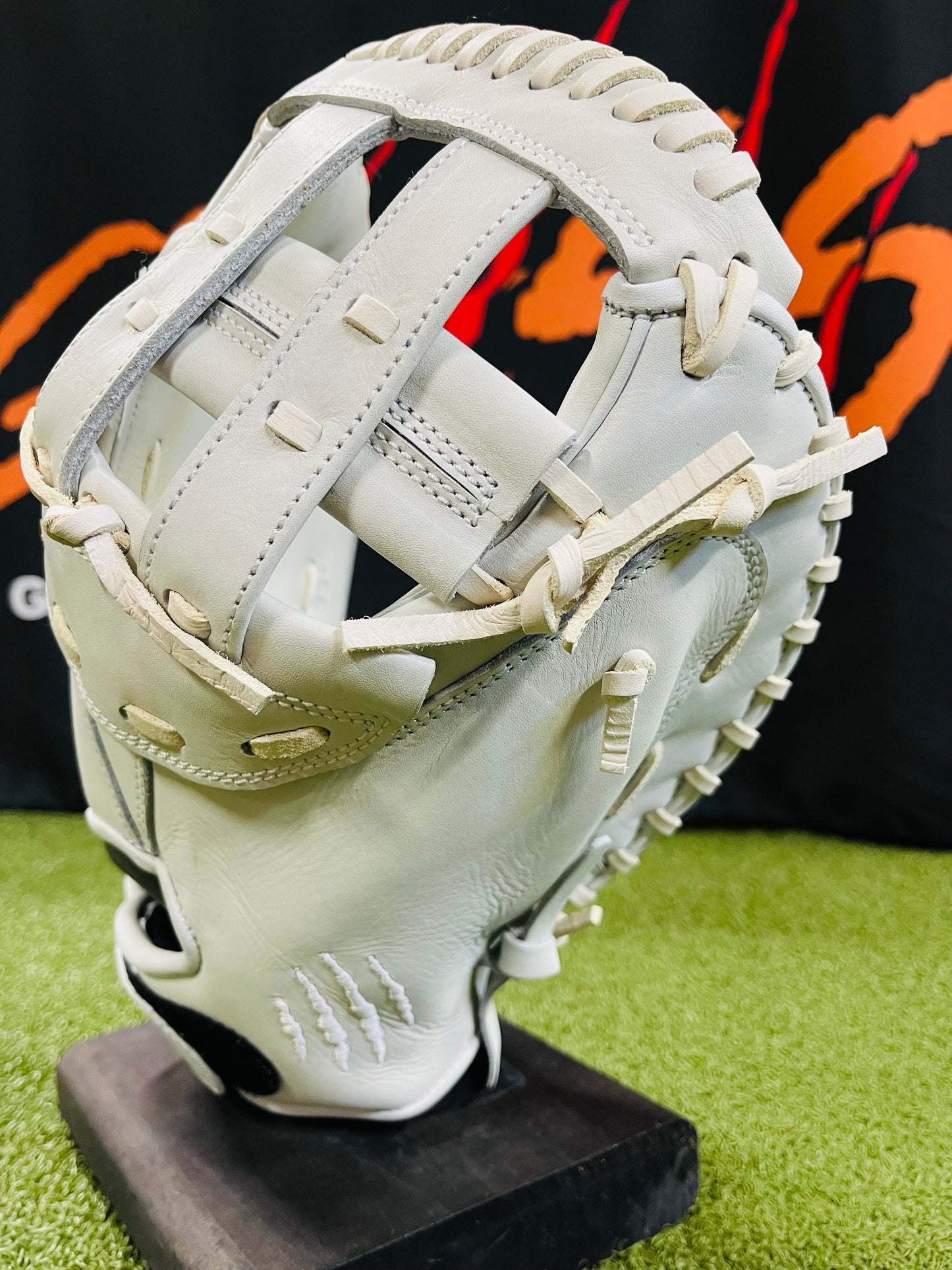 CUB 33" CATCHER'S MITT WHITE WITH WHITE LOGO